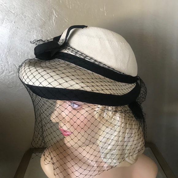 SPLENDID 1930s\' OFF-WHITE COLORED HAT WITH CREASED CROWN, SQUARED OFF FRONT BRIM main image 11